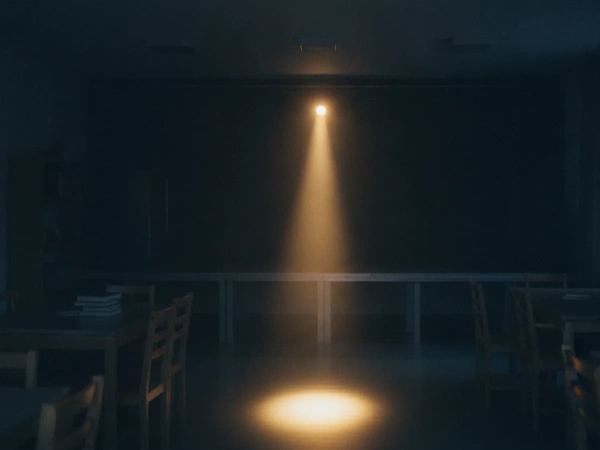 Warmes Bühnenlicht in dunklem Konzertsaal