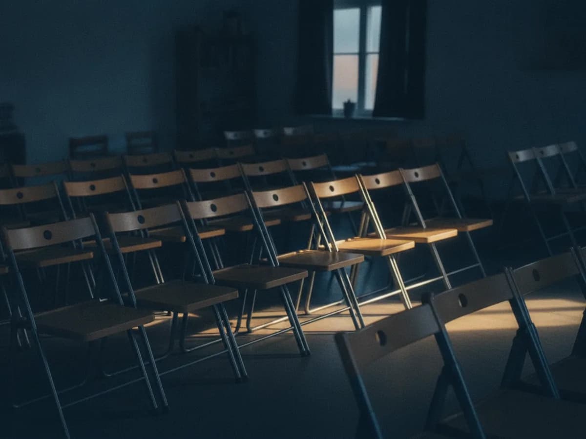 Reihen leerer Stühle in einem Saal, vorbereitet für einen Abend